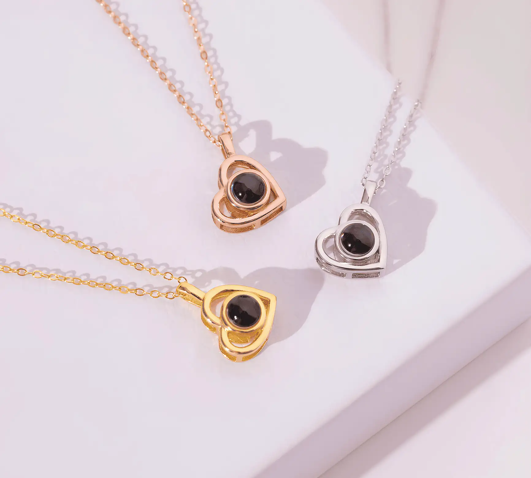 Цепочка rose gold и бегунок регулировки крупным планом